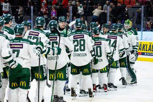 Färjestads målvakt Dennis Hildeby jublar med lagkamrater