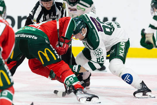 Frölundas Joel Lundqvist tekar mot Färjestads Jasse Ikonen