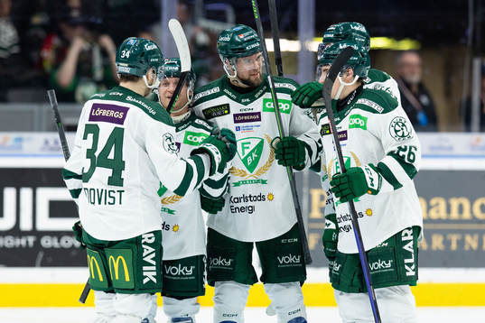 Färjestads Michael Lindqvist jublar med lagkamrater