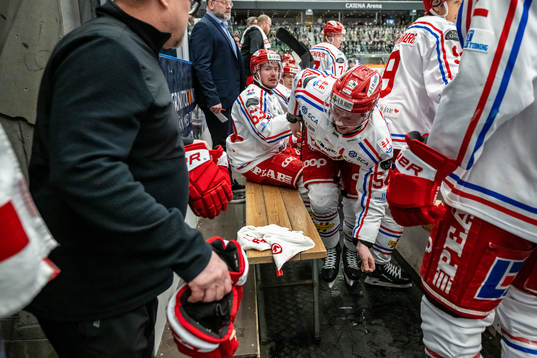 Timrås Jonathan Dahlén utgår skadad