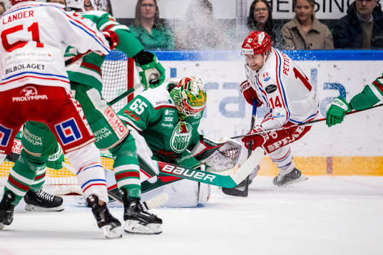 Timrås Emil Pettersson  framför Rögles målvakt