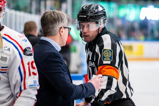 Timrås tränare Anders Karlsson isamspråk med domare
