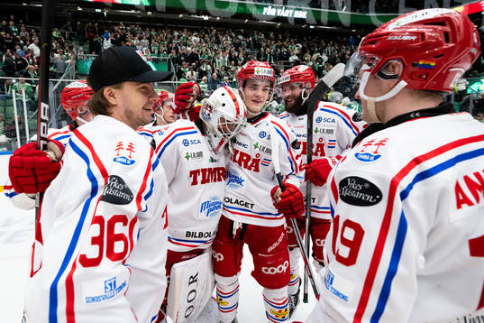 Timrås målvakt Jacob Johansson jublar med Dennis Värmhed