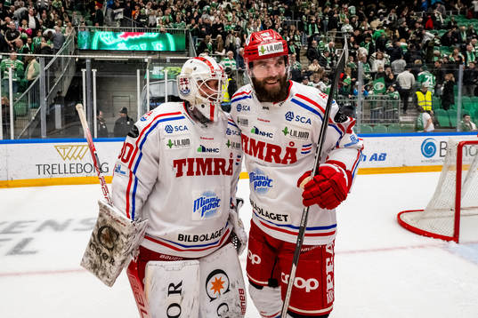 Timrås målvakt Jacob Johansson och Per Svensson  jublar