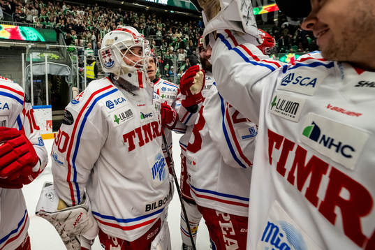 Timrås målvakt Jacob Johansson jublar