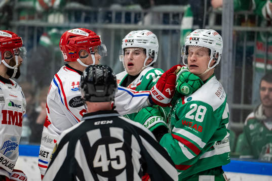 Timrås Joonas Lyytinen och Rögles Anton Bengtsson