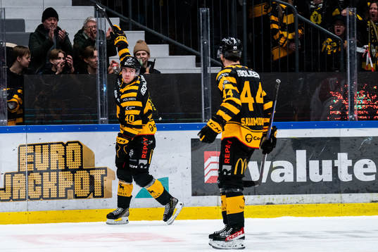 Skellefteås Andreas Wingerli och Elias Salomonsson jublar