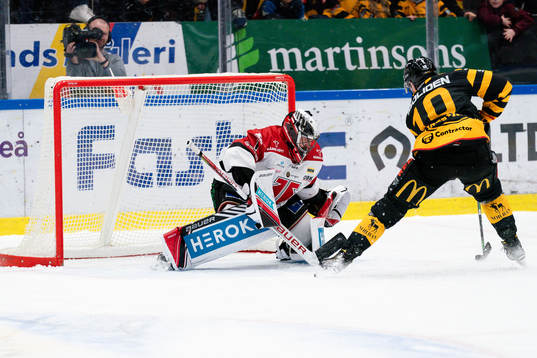 Örebros målvakt Jhonas Enroth och Skellefteås Joakim