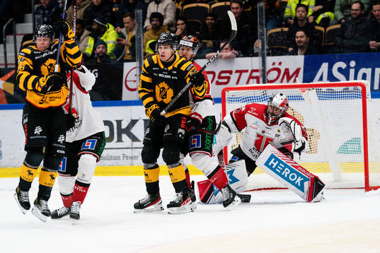 Skellefteås Rickard Hugg och Örebros målvakt Jhonas