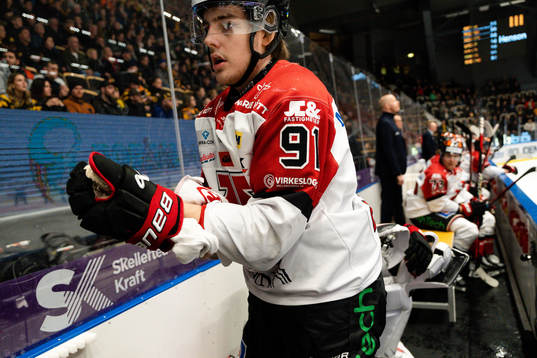 Örebros Leo Carlsson kliver av skadad