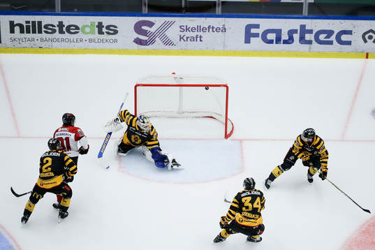 Örebros Leo Carlsson och Skellefteås målvakt Frans