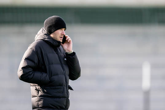 Assisterande sportchef Ola Toivonen pratar i telefon