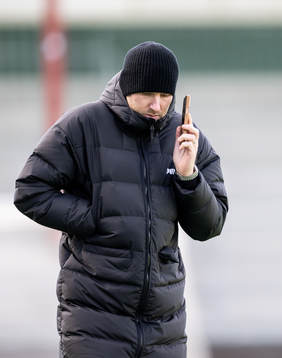 Assisterande sportchef Ola Toivonen pratar i telefon