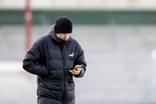 Assisterande sportchef Ola Toivonen med sin telefon