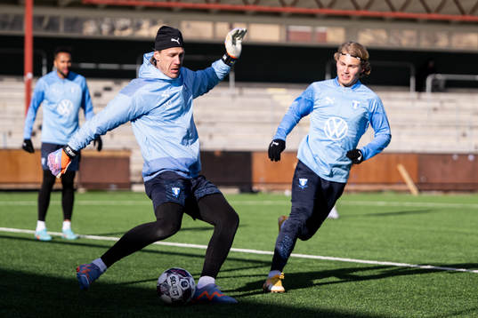 Målvakt Johan Dahlin och Sebastian Nanasi