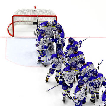 Leksands spelare jublar och tackar målvakt Mantas Armalis