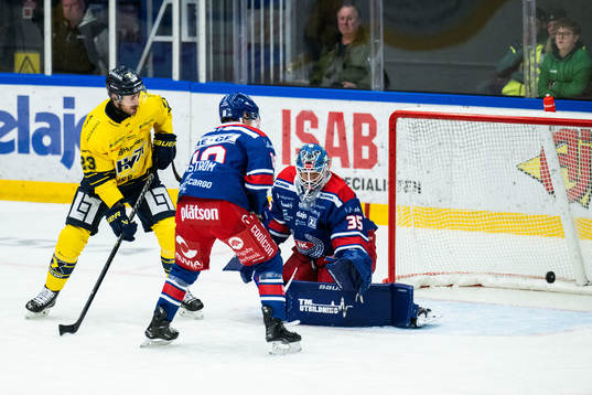 HV71s Nicholas Shore och Oskarshamns målvakt Joe Cannata
