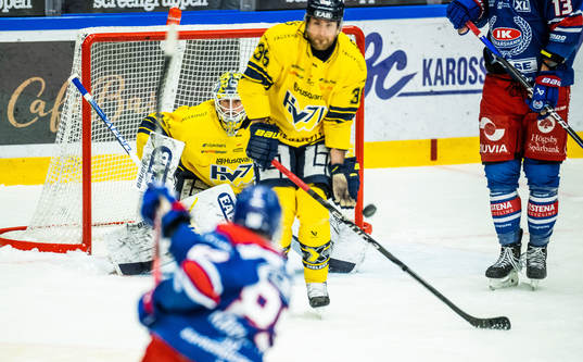 HV71s målvakt Joni Ortio och Nichlas Torp  samt