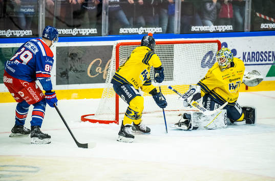 Oskarshamns Patrik Karlkvist mot HV71s Joseph Laleggia och