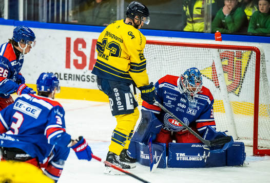 HV71s Nicholas Shore och Oskarshamns målvakt Joe Cannata