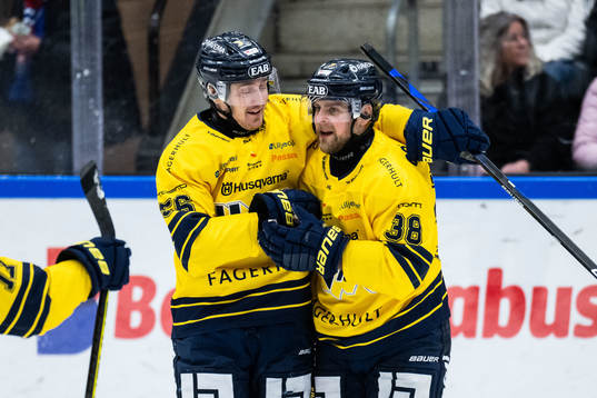 HV71s Nichlas Torp jublar med lagkamrater