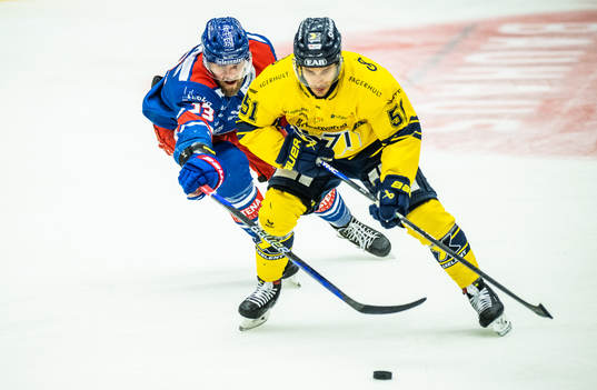Oskarshamns Jiri Smejkal och HV71s Andy Miele