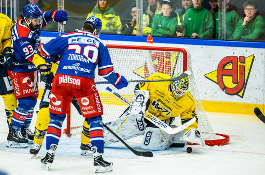 Oskarshamns Cameron Brace och Hynek Zohorna mot HV71s