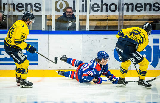 HV71s André Petersson och Nicholas Shore mot Oskarshamns