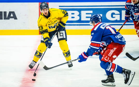 HV71s Nicholas Shore och Oskarshamns Jonas Engström