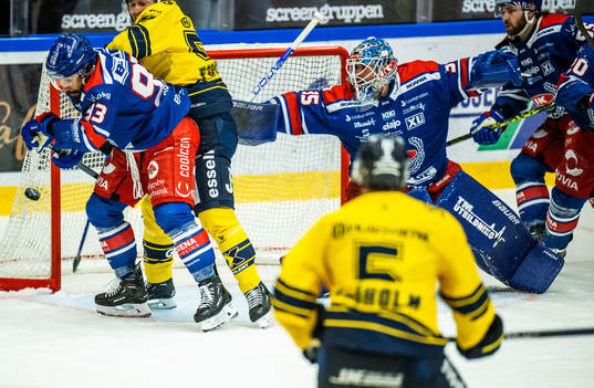Oskarshamns Cameron Brace och målvakt Joe Cannata mot
