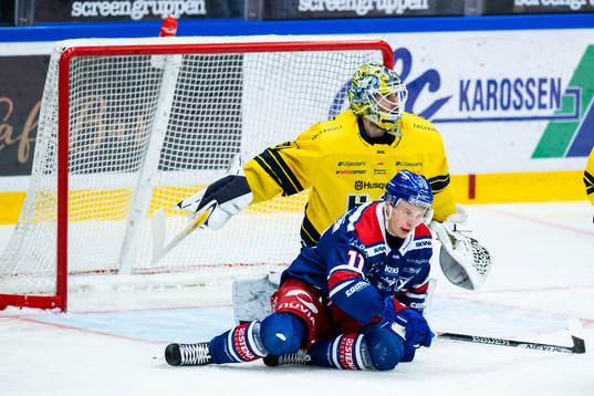 Oskarshamns Antti Suomela deppar framför HV71s målvakt