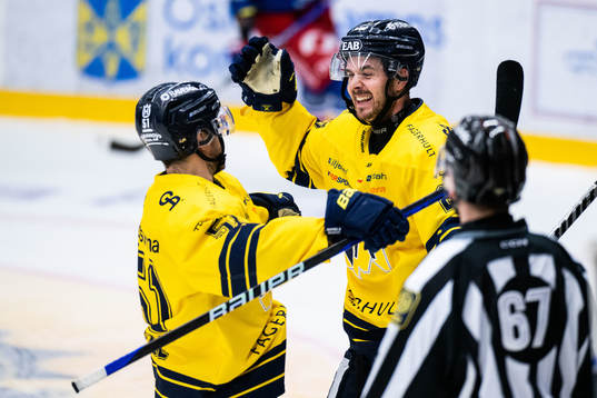 HV71s Nicholas Shore jublar