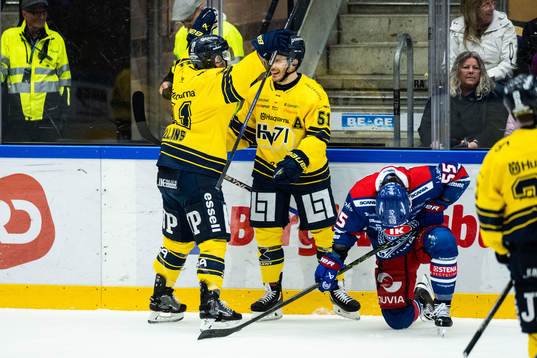 HV71s Andy Miele jublar och Oskarshamns David Quenneville