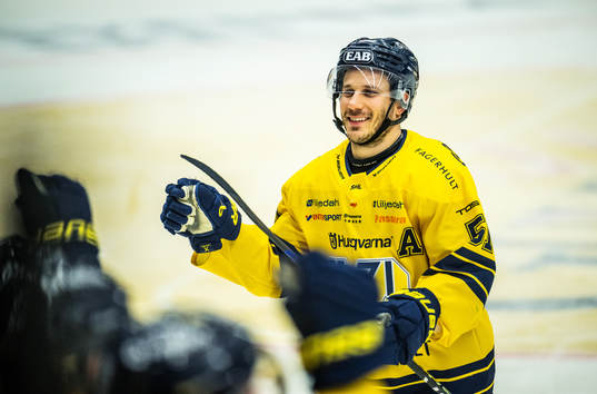 HV71s Andy Miele jublar