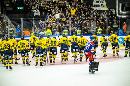 HV71s spelare jublar medan Oskarshamns Emil Lilleberg