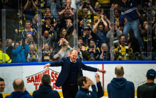 HV71s tränare Johan Lindbom jublar med fansen