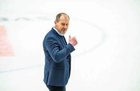 HV71s tränare Johan Lindbom jublar med fansen