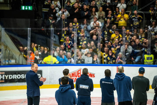 HV71s tränare Johan Lindbom jublar med fansen
