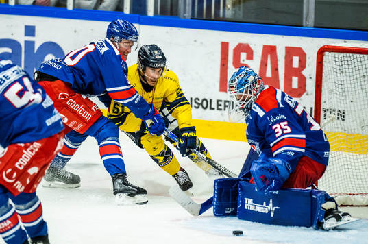 Oskarshamns Rasmus Bengtsson och målvakt Joe Cannata mot