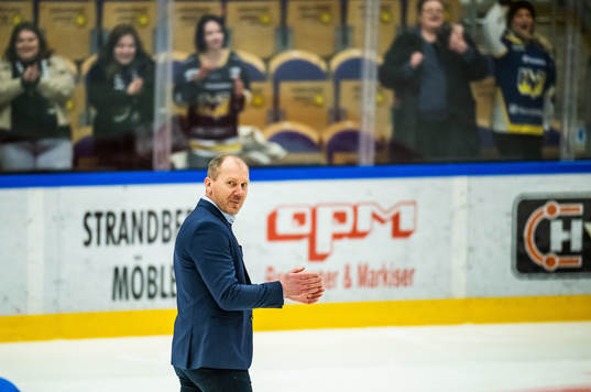 HV71s tränare Johan Lindbom jublar med fansen