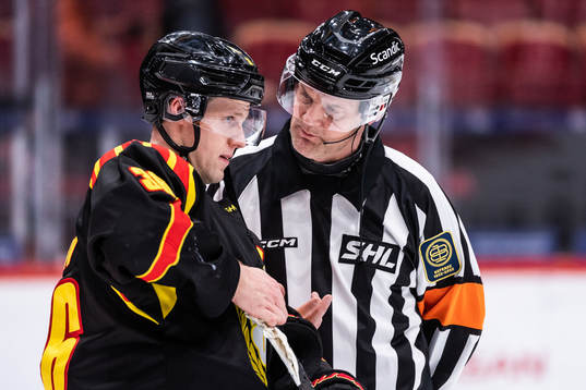 Brynäs Linus Ölund och Domare Mikael Nord