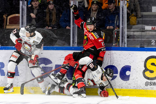 Luleås Arvid Kruukka mot Malmö Redhawks Matias Lassen och