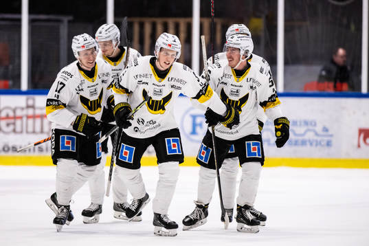 Västerås Ludvig Östman jublar med lagkamrater