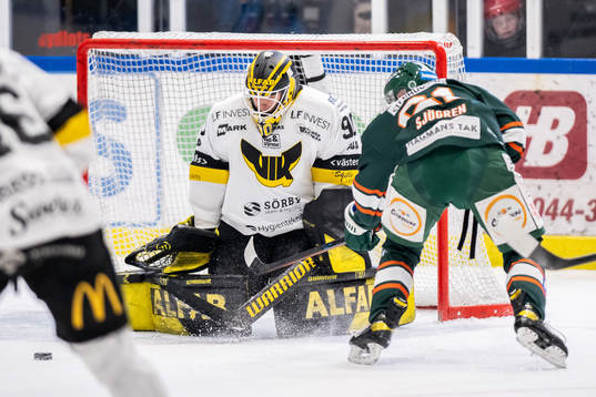 Västerås målvakt Ian Blomquist och Kristianstads Malte