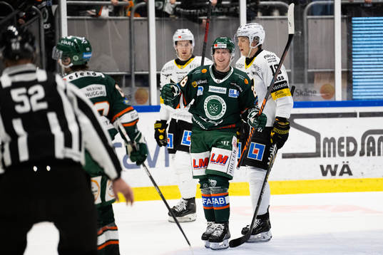 Kristianstads Linus Pettersson jublar medan Västerås Emil