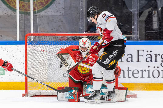 Vita Hästens Filip Wiberg oroar mot Moras målvakt Andreas