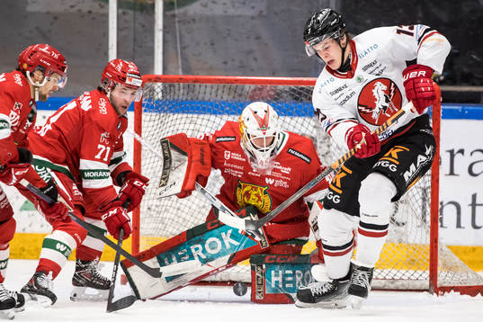 Vita Hästens Filip Wiberg och Moras målvakt Andreas