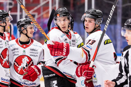 Vita Hästens Sebastian Benker jublar med lagkamrater