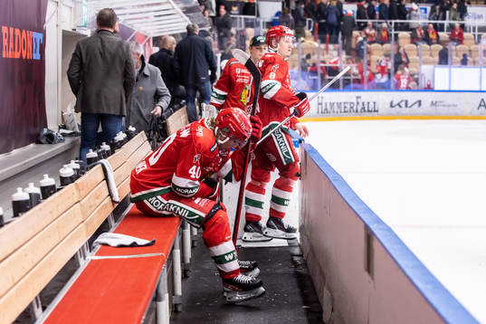 Moras Anton Heikkinen deppar i båset