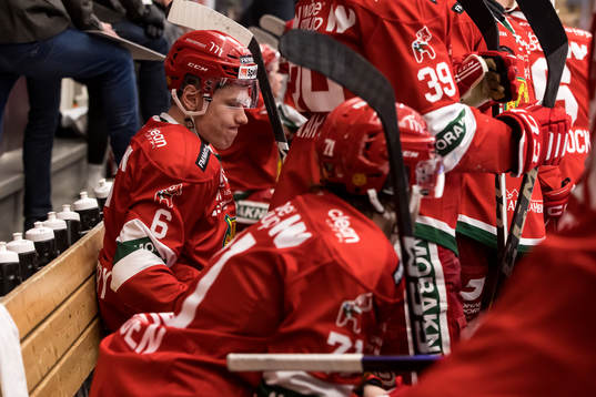Moras Oskar Tängerby deppar i båset